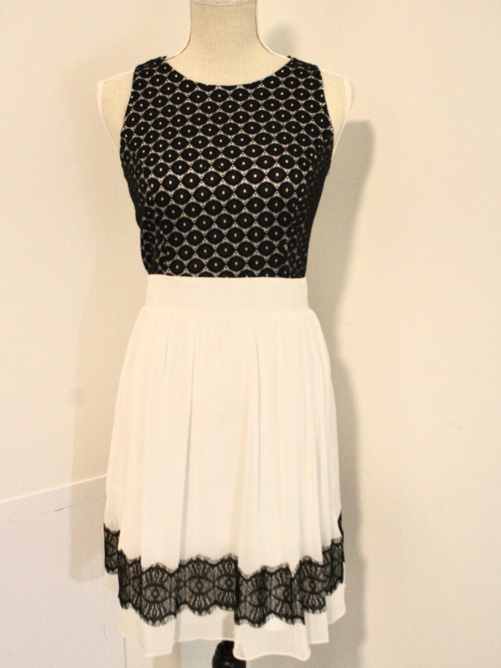 Enfocus Studios White & Black Lace Dress Size 4